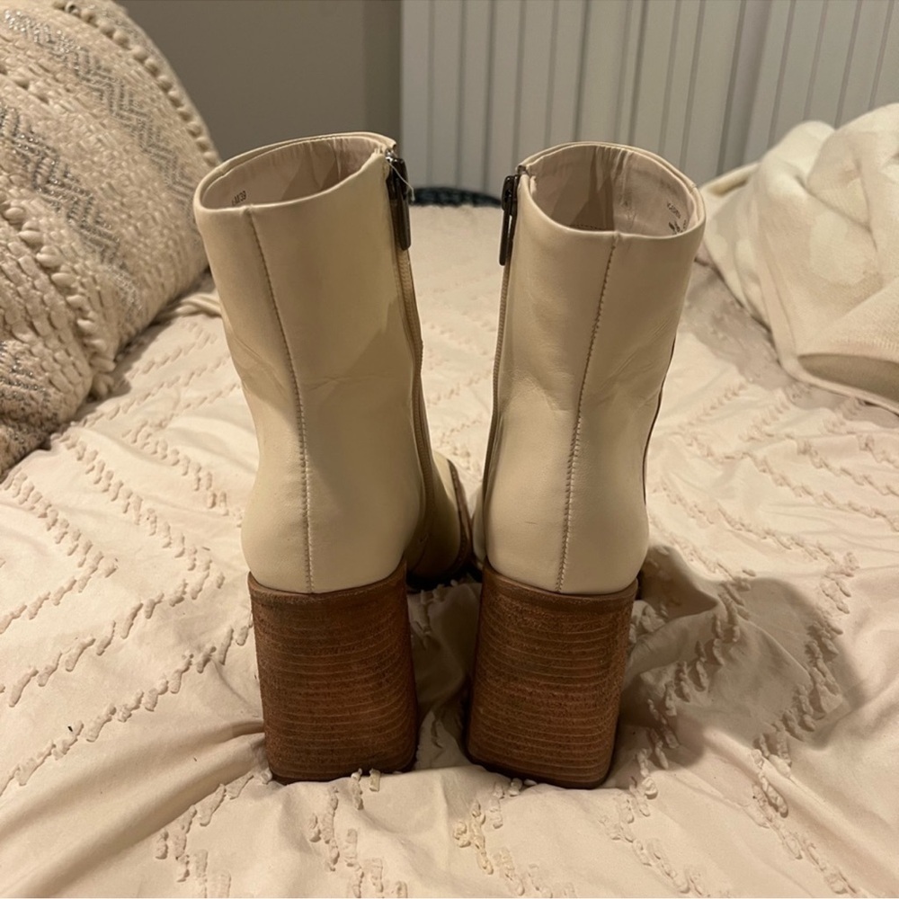 Vince Camuto leather Booties! Size 8.5🫶 - Picture 2 of 4